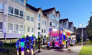 Die Feuerwehr bringt einen Bewohner ins Freie. Bei dem Mann besteht Verdacht auf eine Rauchgasvergiftung. - Ralph Meyer