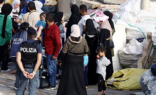 Am Hafen auf der Insel Lampedusa wird ankommenden Migranten geholfen. - Cecilia Fabiano/LaPresse/AP/dpa