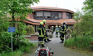 Zu einem unkontrollierten Gefahrgutaustritt rückten die Feuerwehr Hövelhof, der Rettungsdienst und ABC-Erkunder aus Delbrück zum Salvator Kolleg aus. Nach Messungen im Schulgebäude wurde der Komplex belüftet. - Ralph Meyer