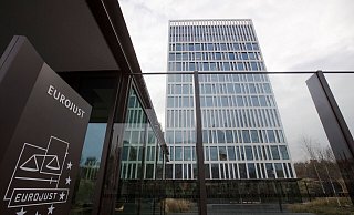 Laut Eurojust soll auch die russische Staatsführung verfolgt werden. - Peter Dejong/AP/dpa