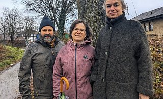 Anwohner Ralf und Petra Zimmermann sowie Grünen-Politikerin Monika Göke setzen sich für den Erhalt der Bäume in Borgentreich ein. - Burkhard Battran