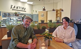 Kai und Christel Klinkel haben Anfang Oktober die Gastronomie im Ravenna-Park wiederbelebt. Im Outlet betreiben sie das Restaurant "Kantine" und versorgen zudem die Mitarbeiter der Walbusch-Logistikzentrums ind eren Betriebskantine. - Uwe Pollmeier