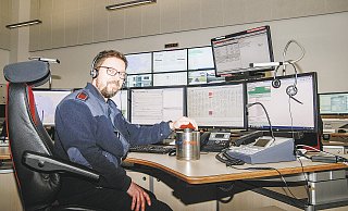 Alle Informationen im Blick: Mike Prause kann in der Leitstelle des Kreises Herford den KatWarn-Buzzer aktivieren. - Kreis Herford