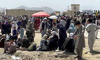Menschen warten in Kabul am Flughafen. - Reuters