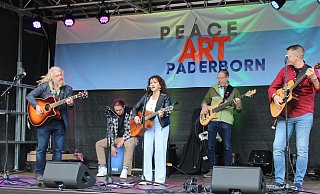 Die Band „Betty A. & Friends“ lockte mit der Interpretation von Rock- und Popklassikern am Nachmittag vor die Dombühne. - Moritz Jülich
