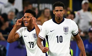 Englands Ollie Watkins (l) jubelt mit Teamkollege Jude Bellingham über seinen Treffer zum 2:1 gegen die Niederlande. - Friso Gentsch/dpa