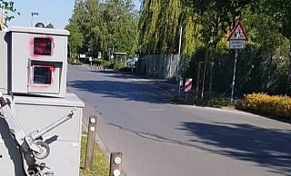 Noch immer sieht man an dem mobilen Gerät Spuren von Farbe. Vor einiger Zeit wurde der Blitzer beschmiert.  - Kreis Gütersloh