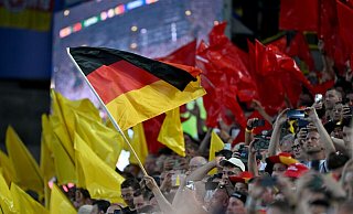 Viele Fans sorgen im Stadion für Stimmung. Sie wollen dabei keine Influencer unter sich. - Bernd Thissen/dpa