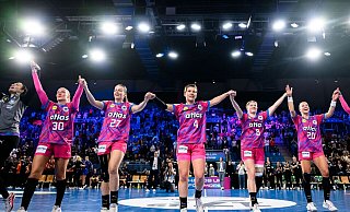 Die deutschen Handballerinnen bejubeln den 27:22-Sieg gegen die Niederlande. - Marco Wolf/dpa