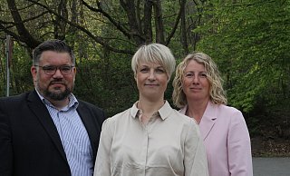 Der Landtagsabgeordnete Benjamin Rauer und die Kassiererin des Hüllhorster Ortsverbands Katja Pohl stellten die Bürgermeisterkandidatin der Grünen Sandra Brüggemann (Mitte) vor. - Klaus Frensing Der Landtagsabgeordnete Benjamin Rauer und die Kassiererin des Hüllhorster Ortsverbands Katja Pohl stellten die Bürgermeisterkandidatin der Grünen Sandra Brüggemann (Mitte) vor. - Klaus Frensing