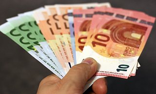 Der Angeklagte will seinem alten Freund etwa 300 Euro geliehen haben. Er wiederum weiß von nichts. - Pixabay