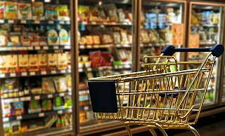 Aufmerksame Kunden fanden den Tatverdächtigen zwischen den Supermarktregalen - Pixabay (Symbolbild)