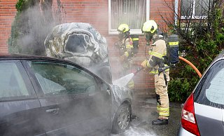 Einsatzkräfte der Paderborner Feuerwehr löschen den brennenden Motor des VW Golf. - Ralph Meyer