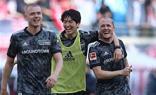 Sven Michel (r.) und sein Teamkollege Genki Haraguchi sind nach dem Berliner 2:1-Erfolg in Leipzig sichtlich guter Laune. - AFP