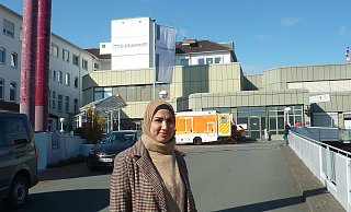Mariam Yassin ist Auszubildende in der Gesundheits- und Krankenpflegeassistenz des evangelischen St. Johannisstiftes. Die Muslima trägt während ihrer Arbeitszeit auf den Stationen ein weißes Kopftuch zur Dienstkleidung. Das ist in Paderborn nicht in jedem Krankenhaus möglich. - Sabine Kauke