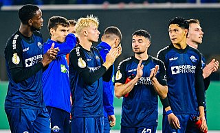 Die SCP-Akteure (vorne v. l.) Ilyas Ansah, Anton Bäuerle, Adrian Bravo Sanchez und Santiago Casteneda bedanken sich nach Spielschluss bei den Fans. - Besim Mazhiqi