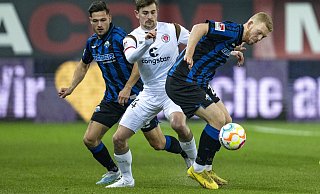 Paderborns Marcel Hoffmeier (v. l.), St. Paulis Connor Metcalfe und Paderborns Kai Klefisch kämpfen um den Ball. - dpa