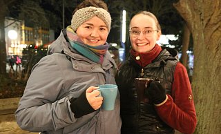 Antonia Köhler (l.) und Natalie Bednorek läuten den Advent mit einer Tasse Glühwein ein. - Anthea Moschner