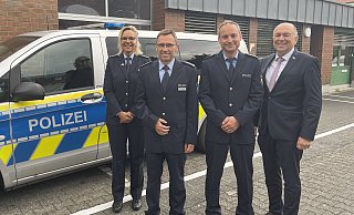 Die leitende Polizeidirektorin Margit Picker (v. l.) mit den neuen Leiterin Carsten Schlüter und Andreas Martin sowie Paderborns Landrat Christoph Rüther. - Josefin Stein Die leitende Polizeidirektorin Margit Picker (v. l.) mit den neuen Leiterin Carsten Schlüter und Andreas Martin sowie Paderborns Landrat Christoph Rüther. - Josefin Stein