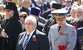 Sergei Jurjewitsch Netschajew (l), Botschafter der Russischen Föderation in der Bundesrepublik Deutschland, nimmt an einer Gedenkveranstaltung am Sowjetischen Ehrenmal im Tiergarten teil. - Joerg Carstensen/dpa