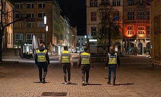 Samstagabend, 23 Uhr: Das Corona-Team des Ordnungsamtes rund um Roman Becker durchstreift die leer gefegte Altstadt. - Christian Mathiesen