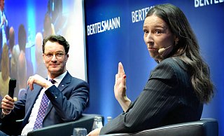 NRW-Ministerpräsident Hendrik Wüst ist beim 161. Bertelsmann-Forum in Gütersloh im Gespräch mit Moderatorin Pinar Atalay. - Andreas Frücht NRW-Ministerpräsident Hendrik Wüst ist beim 161. Bertelsmann-Forum in Gütersloh im Gespräch mit Moderatorin Pinar Atalay. - Andreas Frücht