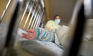 Ein am Respiratorischen Synzytial-Virus (RS-Virus oder RSV) erkranktes Kind im Krankenhaus. - Marijan Murat/dpa