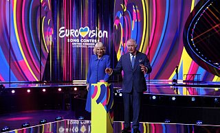 König Charles III. und Königsgemahlin Camilla auf der ESC-Bühne in Liverpool. - Phil Noble/PA Wire/dpa