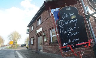 Achim Reddehase wird sein Gasthaus an der L 770 in Levern Ende Mai schließen. - Joern Spreen-Ledebur