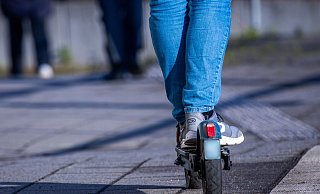 Neue E-Scooter sollen ab dem Jahr 2027 verpflichtend mit Blinkern ausgerüstet sein. - Jens Büttner/dpa