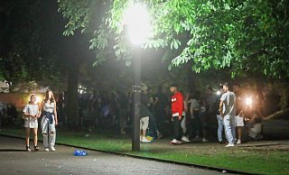 Der „Kunsti“ wird nachts zum Party-Schulhof der jungen Bielefelder – Schüler, Jugendliche und junge Erwachsene feiern hier, trinken Alkohol und hören Musik. Nicht immer bleibt es unter den Anwesenden friedlich. Die Polizei ist inzwischen regelmäßig vor Ort. - Sarah Jonek