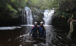 Sophie Luchtmeier und Lukas Linnenbrügger beim Canyoning während einer Tour mit "Westcanyon Flores". - Sophie Luchtmeier
