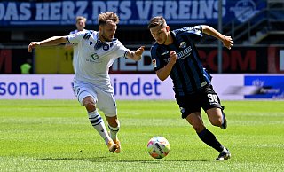 Florent Muslija (r.), der sich hier gegen den Karlsruher Lucas Cueto durchsetzt, stand bislang in allen sieben Zweitliga-Saisonspielen in der Paderborner Startelf. - Imago Images