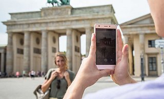 Urlaubsfotos mit Hilfe: Schöne Aufnahmen gelingen auch ohne Selfie-Arm. - Christin Klose/dpa-tmn