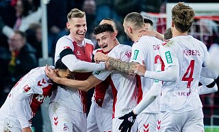 Kölns Steffen Tigges (2.v.l.) freut sich über sein Tor zum 3:0. - Rolf Vennenbernd/dpa