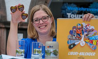 Zeigt beliebte Libori-Souvenirs: Antje Vollmer von der Tourist-Information. - Andreas Zobe