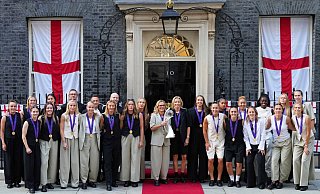 Die englischen Fußballerinnen und Trainerin Sarina Wiegman (mit Pokal) beim Empfang in der Downing Street. - Kirsty Wigglesworth/AP/dpa