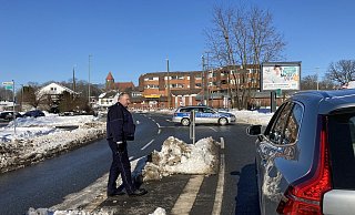 Polizist Christian Kristahn leitet den Verkehr ab. - Katharina Eisele