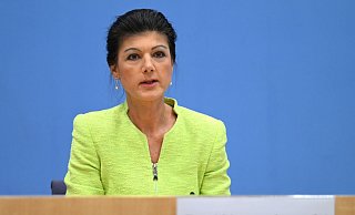 Die Politikerin Sahra Wagenknecht spricht während der Pressekonferenz zur Gründung des Vereins «Bündnis Sahra Wagenknecht - Für Vernunft und Gerechtigkeit». - Soeren Stache/dpa