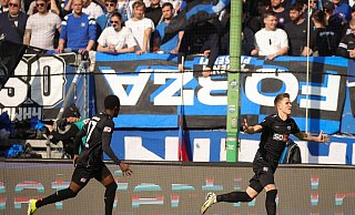 Osnabrücks Lukas Kunze (r) jubelt nach seinem Treffer zur 1:0-Führung in Hamburg. - Christian Charisius/dpa
