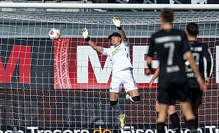 Paderborns Torwart Pelle Boevink pariert einen Schuss. - David Inderlied/dpa