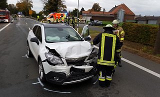 Nach dem Unfall am Abzweig Hohenwepel der Ostwestfalenstraße wurden fünf Verletzte in umliegende Krankenhäuser gebracht. - Dieter Scholz