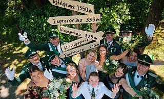 Der Hofstaat der St.-Achatius-Stukenbrock-Senne-Schützen um das Königspaar Ilona und Ulrich Pott wird am 1. Mai abgelöst. Die Stukenbrock-Senner schießen den neuen Regenten aus. - Marwin Gansauge