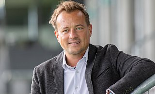 Kevin Lucius auf der Tribüne des Häcker-Wiehenstadions. Beim SV Rödinghausen war der 40-Jährige vor einigen Jahren auch als Spieler und Trainer aktiv. - Andrea Klueter