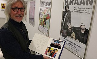 Hans-Werner Schubert zeigt sein Gästebuch, in dem sich die Musiker und Bands verewigt. - Holger Kosbab