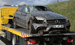 Der Mercedes überschlug sich kurz hinter der Anschlussstelle Bielefeld-Zentrum und blieb auf dem Dach liegen. - Andreas Eickhoff