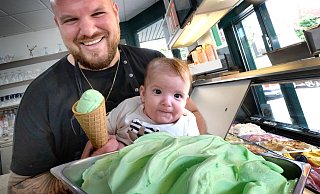 Mathias Gök bietet in seinem Eiscafé Salerno unter anderem die Sorte Sprite-Waldmeister an. - Andreas Frücht