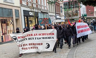 Im Anschluss an die Kundgebung auf dem Neuen Markt zieht ein Großteil der Teilnehmenden geschlossen Richtung Fla Fla. - Ralf Bittner Im Anschluss an die Kundgebung auf dem Neuen Markt zieht ein Großteil der Teilnehmenden geschlossen Richtung Fla Fla. - Ralf Bittner