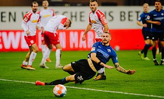 SCP-Stürmer Felix Platte, der hier im Heimspiel der vergangenen Saison gegen Regensburg den Ball verpasst, droht am Samstag auszufallen. - Besim Mazhiqi