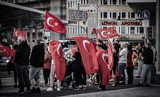 Erdogan-Anhänger am Sonntagabend auf dem Jahnplatz in Bielefeld. - Mller